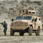 جنود مغاربة ومركبة عسكرية أمريكية من طراز M1117 Guardian.