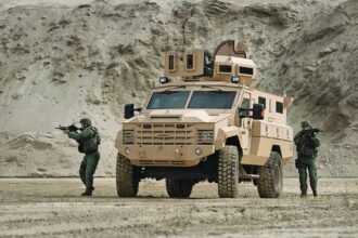 جنود مغاربة ومركبة عسكرية أمريكية من طراز M1117 Guardian.