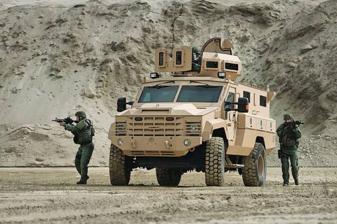 جنود مغاربة ومركبة عسكرية أمريكية من طراز M1117 Guardian.