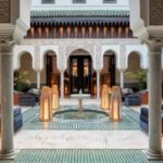فناء داخلي لفندق المامونية بديكور مغربي تقليدي وأقواس مزخرفة.