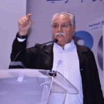 رجل يتحدث في مؤتمر صحفي