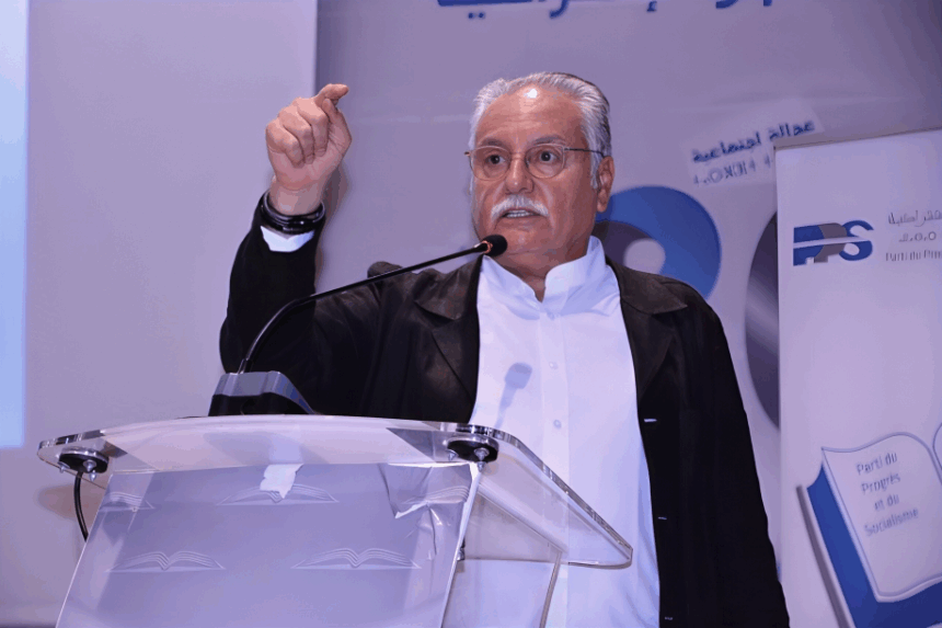 رجل يتحدث في مؤتمر صحفي