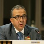 سفير يلقي كلمة في مؤتمر دولي حول الأمن النووي.