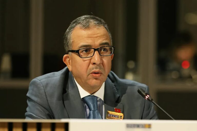 سفير يلقي كلمة في مؤتمر دولي حول الأمن النووي.