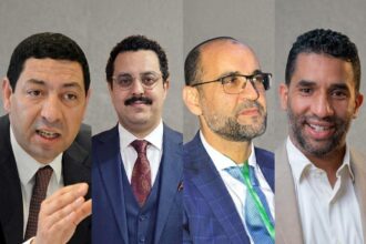 أربعة رجال يرتدون بدلات رسمية ويتحدثون