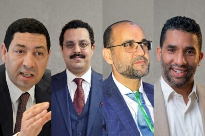 أربعة رجال يرتدون بدلات رسمية ويتحدثون