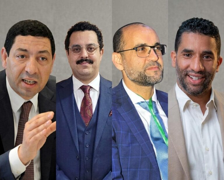 أربعة رجال يرتدون بدلات رسمية ويتحدثون