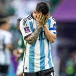 ليونيل ميسي بقميص الأرجنتين ورقم 10 في مباراة كرة قدم.