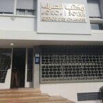 مبنى حديث بواجهة زجاجية