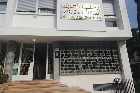 مبنى حديث بواجهة زجاجية