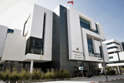 مبنى حديث بواجهة حجرية، يرمز للمؤسسات الحكومية والعدالة.