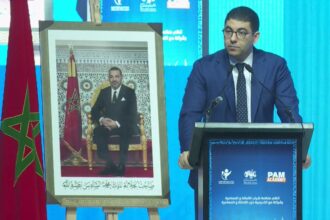 محمد مهدي بنسعيد يتحدث في ندوة صحفية.