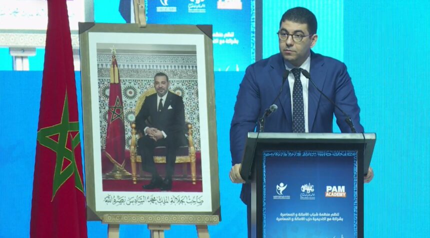 محمد مهدي بنسعيد يتحدث في ندوة صحفية.