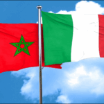 علم المغرب يرفرف عاليًا في السماء الزرقاء