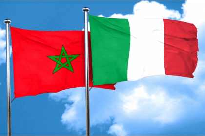 علم المغرب يرفرف عاليًا في السماء الزرقاء