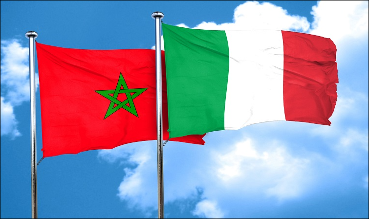 علم المغرب يرفرف عاليًا في السماء الزرقاء