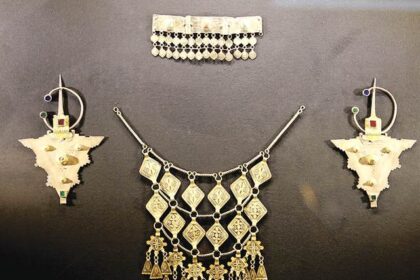 مجوهرات مغربية تقليدية معروضة في واجهة زجاجية