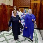 نساء مغربيات بلباس تقليدي يسيرن في ممر