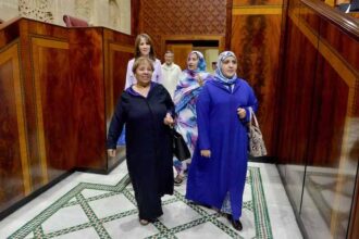 نساء مغربيات بلباس تقليدي يسيرن في ممر