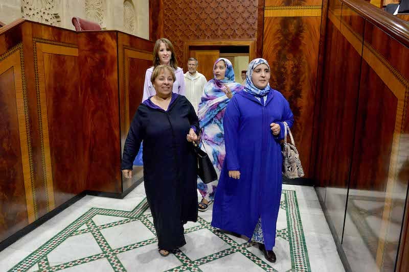 نساء مغربيات بلباس تقليدي يسيرن في ممر