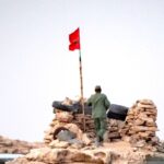 علم المغرب يرفرف عالياً في سماء الوطن.