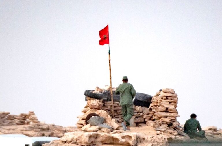 علم المغرب يرفرف عالياً في سماء الوطن.