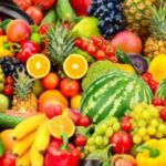 مجموعة متنوعة من الخضروات والفواكه الطازجة