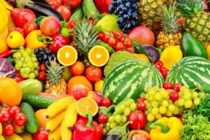 مجموعة متنوعة من الخضروات والفواكه الطازجة