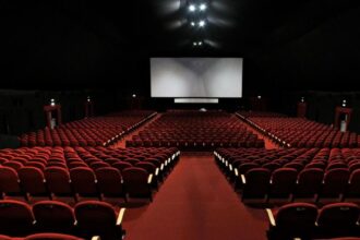 حضور يتابع فعاليات ندوة في المهرجان الدولي لسينما الجبل بأوزود