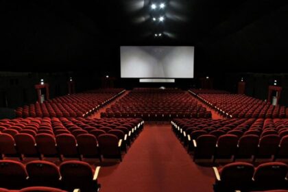 حضور يتابع فعاليات ندوة في المهرجان الدولي لسينما الجبل بأوزود