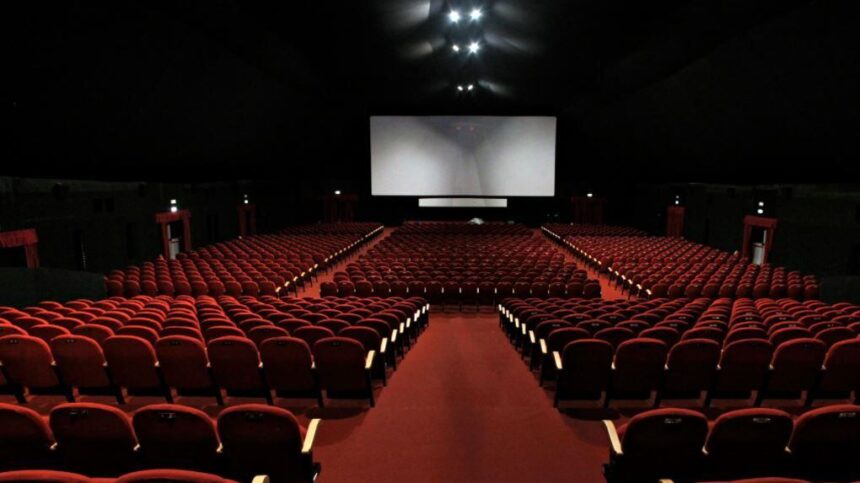 حضور يتابع فعاليات ندوة في المهرجان الدولي لسينما الجبل بأوزود