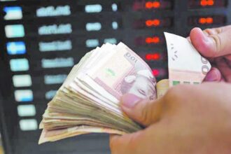 أوراق مالية من فئات مختلفة في يد شخص