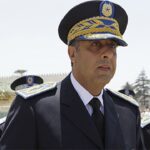 مجموعة من الأشخاص يرتدون الزي الرسمي أمام مسجد