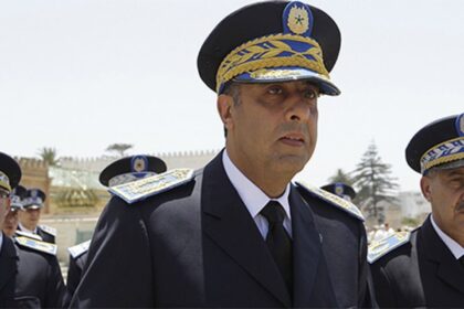 مجموعة من الأشخاص يرتدون الزي الرسمي أمام مسجد