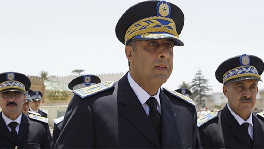 مجموعة من الأشخاص يرتدون الزي الرسمي أمام مسجد