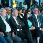 اجتماع عمل بين مجموعة من المهنيين