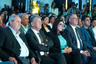اجتماع عمل بين مجموعة من المهنيين