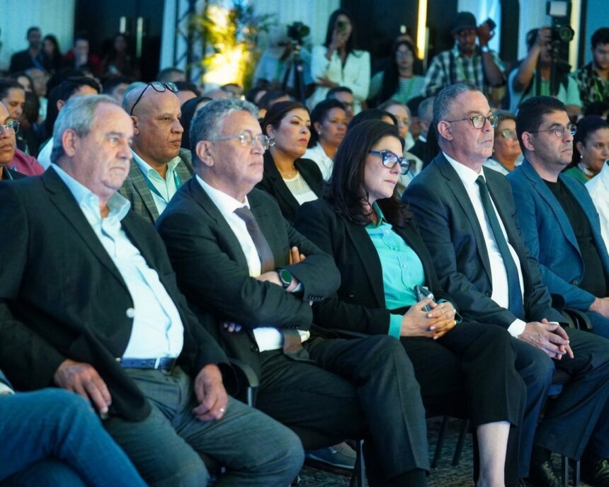 اجتماع عمل بين مجموعة من المهنيين