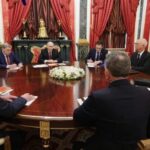 الرئيس الروسي فلاديمير بوتين يجلس على مكتب