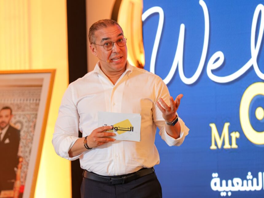 شخص يحمل بطاقة عليها حرف "SE" باللاتينية