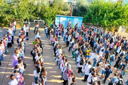 مجموعة من الطلاب بزي موحد أمام مبنى تعليمي