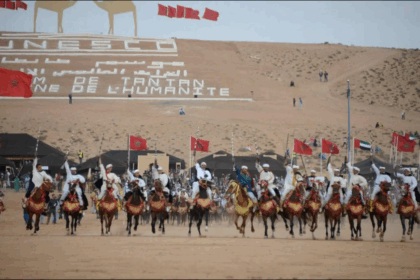 مجموعة من الفرسان على ظهور الخيل في عرض تراثي.