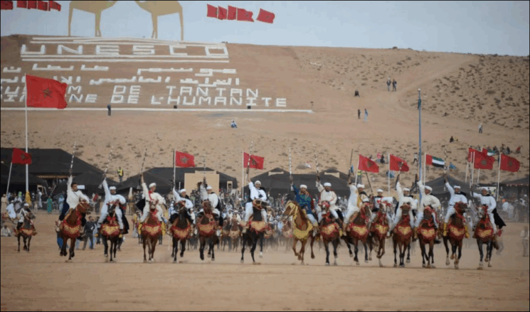 مجموعة من الفرسان على ظهور الخيل في عرض تراثي.