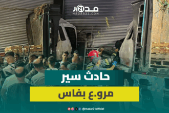 مشهد حادث سير مروع لشاحنة مهشمة أمام منزل