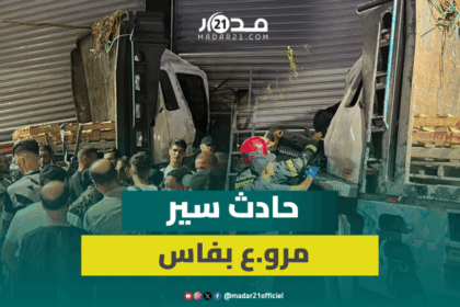 مشهد حادث سير مروع لشاحنة مهشمة أمام منزل