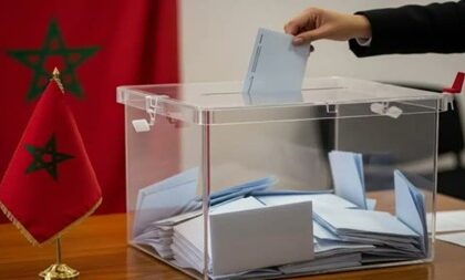 شخص يدلي بصوته في صندوق الاقتراع