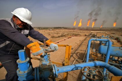عامل يتحكم في تدفق السائل عبر صمام بمرفق صناعي