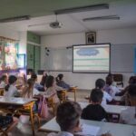 تلاميذ يجلسون في قاعة الدرس خلال حصة دراسية