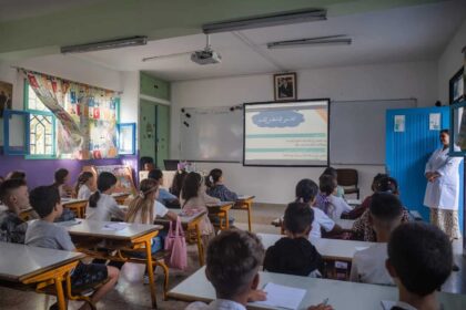 تلاميذ يجلسون في قاعة الدرس خلال حصة دراسية